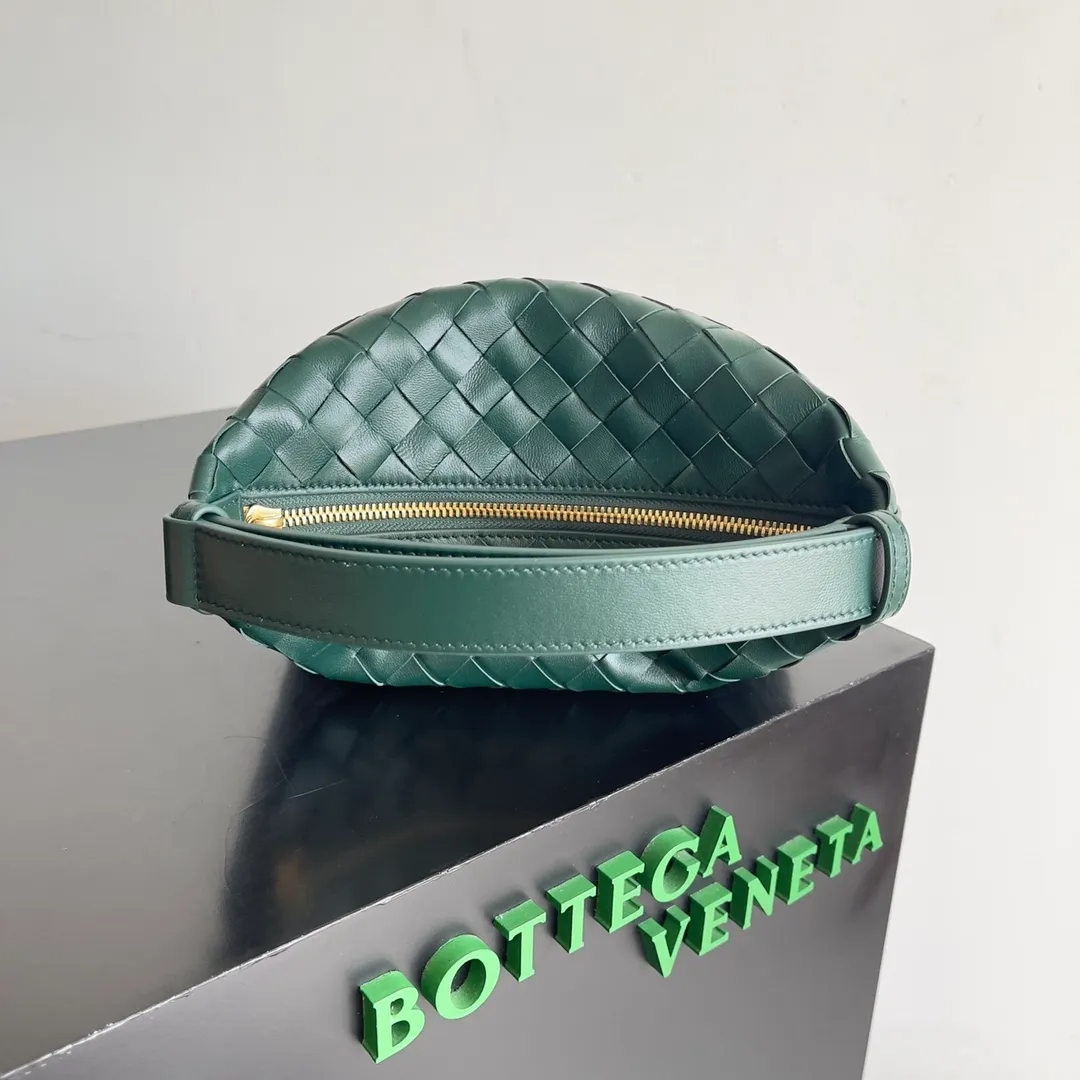 Batch 1360 It is predicted that BV Bottega’s lunch bag will be popular again this year. The entire bag is made of top nappa lambskin, which is very soft and lightweight. It also uses the intrecciato weaving process that the two founders spent several months developing from the beginning of the brand. It is completely hand-woven by Italian craftsmen. It perfectly reflects the craftsmanship of Bottega. The entire bag shape is also a very practical and popular lunch box bag type. The slightly curved arc of the bag mouth can also better fit our wrists. Style number: 754443 Size: 22*13*9